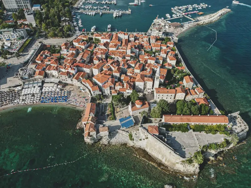 Altstadt von Budva und die Marina von oben