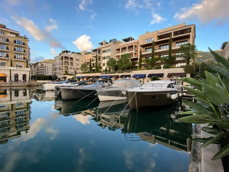 Yachten am Steg der Marina Porto Montenegro in Tivat